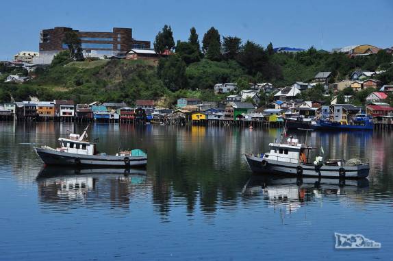 Casas construídas sobre palafitas em Castro, o principal cartão postal da capital e maior cidade da ilha de Chiloé, no sul do Chile